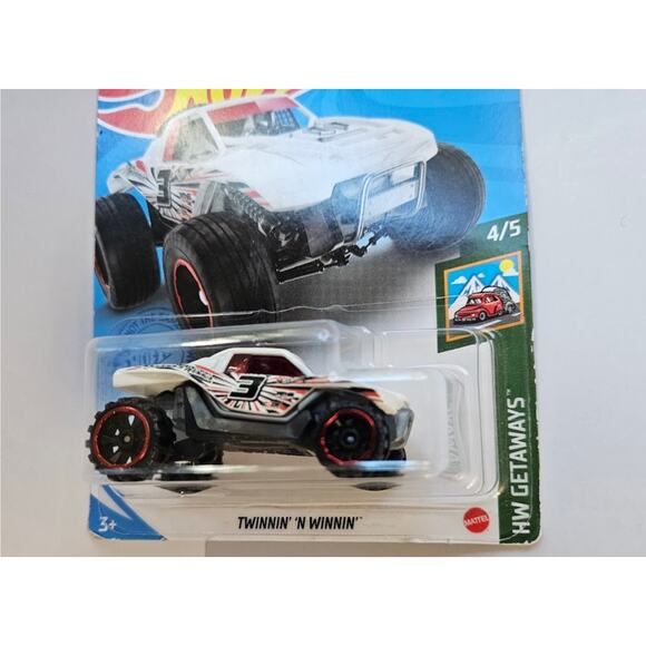 Hot Wheels Twinnin' N Winnin 2020 #116/250 HW Getaways White 4X4 Red Rims - Picture 7 of 7